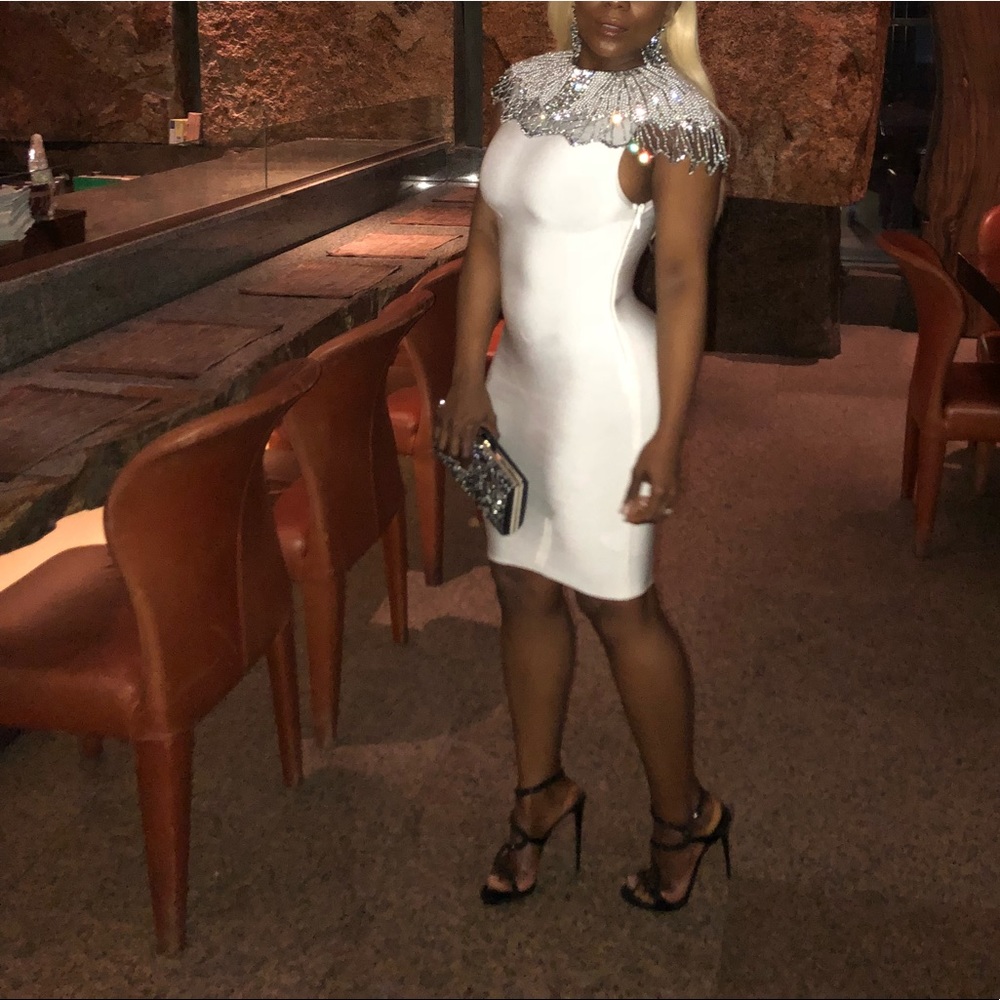 White body con dress, beautiful jewel nick line - Picture 4 of 4